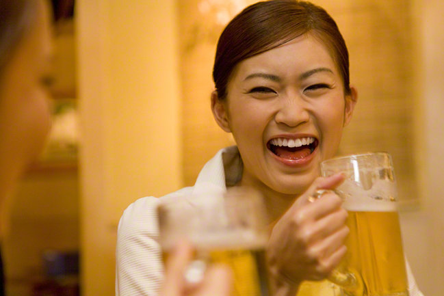 串カツを頬張り、乾杯ビールでみんな笑顔に。アサヒスーパードライや氷点下の生ビール、エクストラコールドをご提供。なんと飲み放題の対象です。